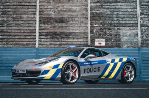 Çex polisi ələ keçirilən “Ferrari”ni polis maşınına çevirib
