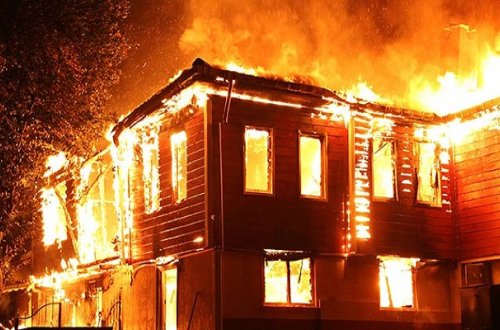 Yeniyetmələr 65 manata görə iki qadını öldürüb evi yandırdı