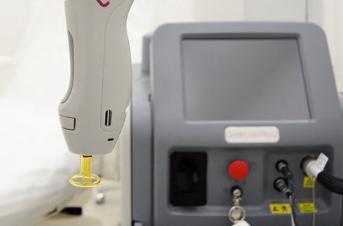 Bakıda iki kişi gözəllik salonuna HÜCUM ETDİ: 58 minlik aparatı sındırdılar