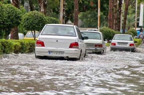 İranın 12 əyalətində avtomobil yollarını su basıb, ölənlər var