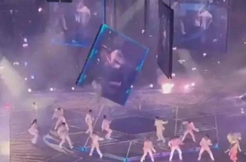 Konsertdə rəqqasların üzərinə nəhəng ekran düşüb