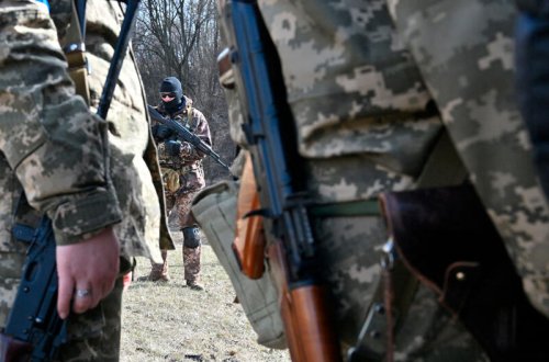 Rusiyalı əsgər ukraynalı hərbçini xədim etdi - Dəhşət doğuran kadrlar - VİDEO - FOTO