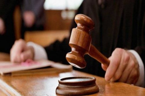 Bakıda dələduzluqda təqsirləndirilən şəxs məhkəmə zalında həbs edilib