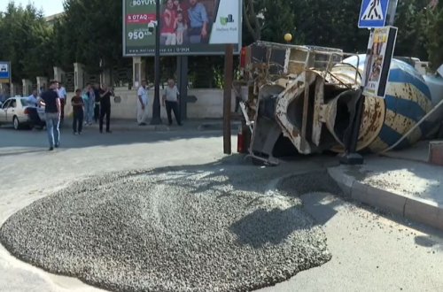 Bakıda betonqarışdıran maşın aşıb
