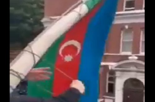 Londonda səfirliyin binasında yenidən bayrağımız dalğalanır - Video