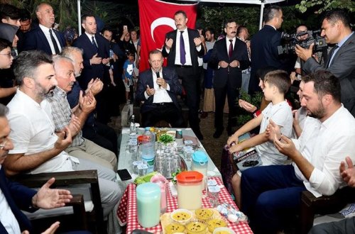 Ərdoğan hökumət rəsmiləri ilə şəhidin evinə gedib