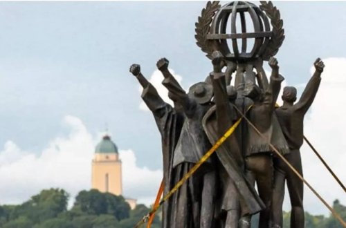 Finlandiya Moskvanın bağışladığı “Dünya Sülhü” abidəsini yığışdırıb