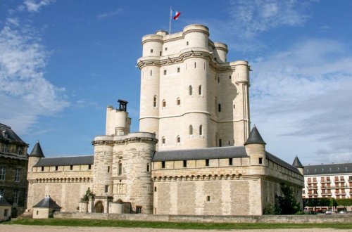 Rusiya vətəndaşlarını Fransada tarixi qalaya buraxmırlar