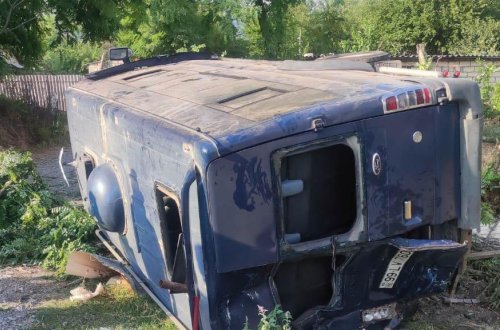 Şəkidə mikroavtobus və yük avtomobili toqquşub, yaralananlar var