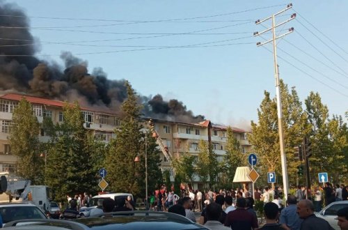 Yevlaxda çoxmənzilli yaşayış binası yanır