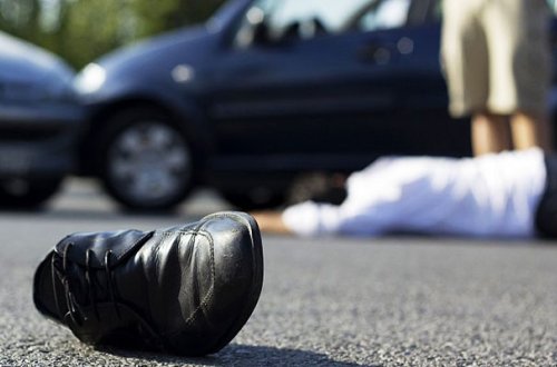 Avtomobil dəmir darvazaya çırpıldı, ölənlər var