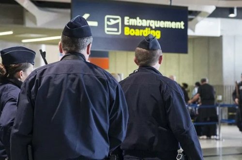 Fransada hava limanında polis bir nəfəri güllələyərək öldürüb