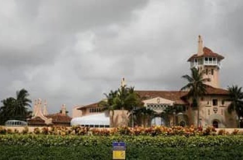 FBI Trampın evində 10 qutu sənədi müsadirə edib