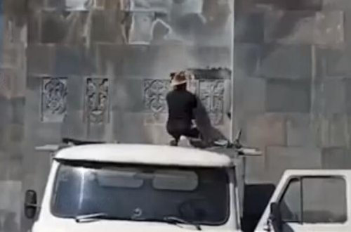 Laçından çıxarılan ermənilər tarixi abidələrə belə ziyan vururlar - VİDEO