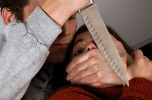 Evə oğurluğa girən şəxs qadını bıçaqlayıb