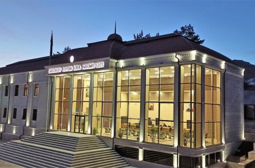 Prezidentin köməkçisi yeni icra başçısını kollektivə təqdim edib