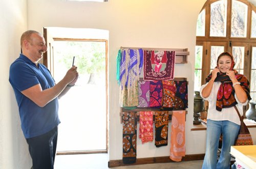 Mehriban Əliyeva kəlağayıya naxış vurdu - Fotolar