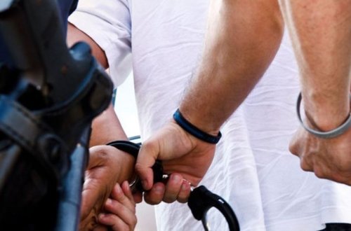 Xızıda sürücü və dostu polislərə müqavimət göstərib