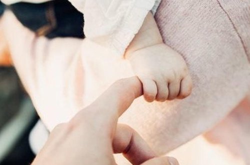 Azərbaycanda DƏHŞƏT: ana körpəsini satmaq istəyir - VİDEO