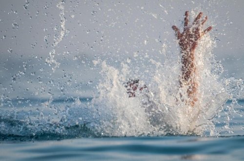 Xəzər dənizində bir nəfər batıb