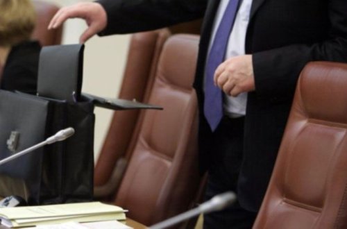 Azərbaycanda vəzifəli şəxs həyat yoldaşına görə istefa verdi