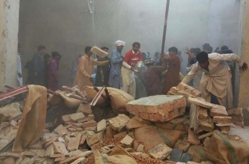 Pakistanda məscidin damı uçub, 15 nəfər ölüb