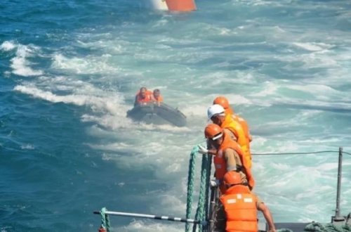 Saxalində üç gəmi lövbərdən qopub: 60-dan çox insan çıxılmaz vəziyyətdə qalıb