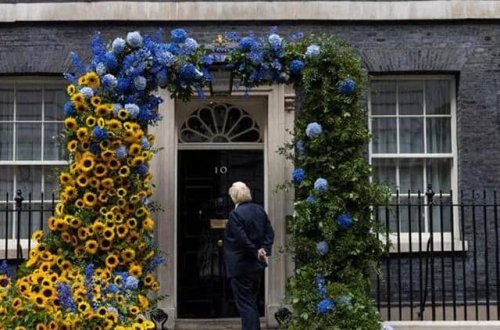 Böyük Britaniyanın baş nazirinin iqamətgahı Ukrayna bayrağının rəngləri ilə bəzədilib