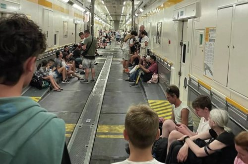 Sərnişinlər qəzaya görə tuneldə qaldılar