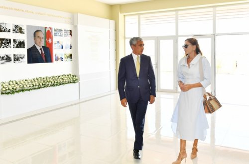 Mehriban Əliyeva Bakıda orta məktəb və körpələr evi-uşaq bağçasının açılışlarında iştirak edib