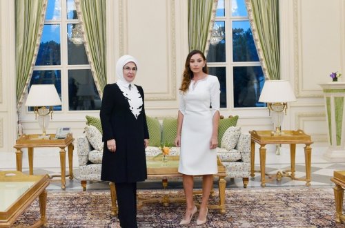 Əminə Ərdoğan Mehriban Əliyevanı təbrik edib