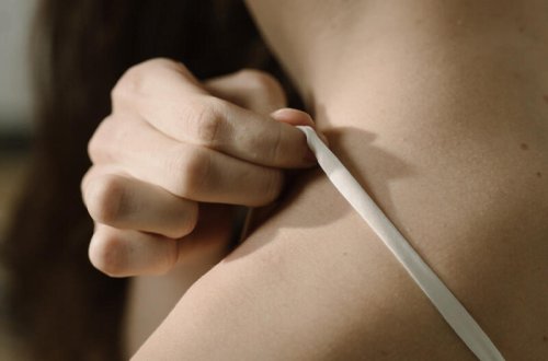 Arvadını qonşusu ilə tutdu, soyundurub videoya çəkdi - FOTO