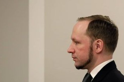 77 nəfəri qətlə yetirən məhbus Norveç dövlətini məhkəməyə verib