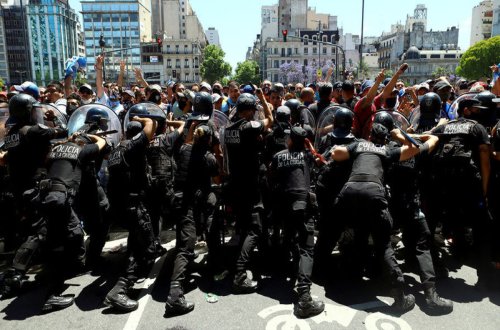Argentinada toqquşmalarda 7 polis xəsarət alıb