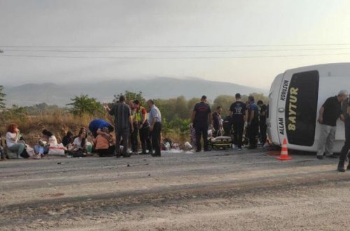 Türkiyədə toydan qayıdanlar ağır qəzaya düşdülər: 17 yaralı - FOTO