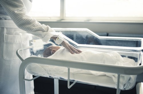 Yeni doğulan körpənin bədən quruluşu görənləri şoka saldı: Beldən aşağı... - FOTO