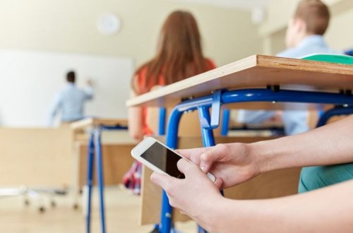 Məktəblərdə telefon qadağan edildi