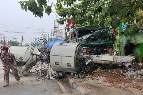 İndoneziyada yük maşını avtobus dayanacağına çırpılıb, 11 nəfər ölüb