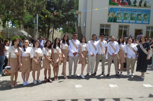 Bakıda bir sinfin bütün şagirdləri ali məktəbə qəbul olub - FOTO