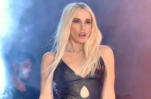 Gülşən azan səsini eşidərkən konserti dayandırdı: Hər kəs bundan danışır - VİDEO