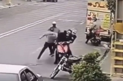 İranda quldurlar küçədə vətəndaşa bıçaqla hücum etdi - VİDEO