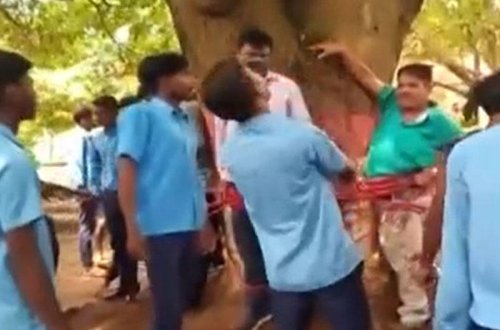 Məktəblilər aşağı qiymətlər yazan müəllimi ağaca bağlayaraq döydülər - VİDEO - FOTO