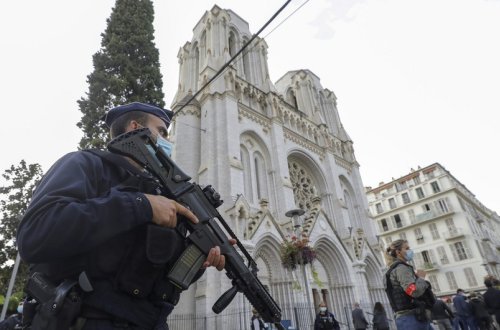 Fransada liseyin qarşısında atışma olub, yaralananlar var