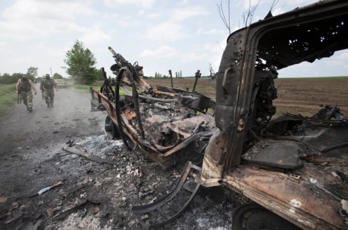Ukrayna ordusu Rusiyaya məxsus silah anbarı və bərəni məhv edib