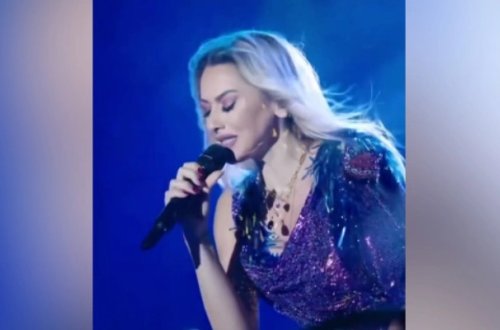 Hadisə səhnədə ağladı - Video