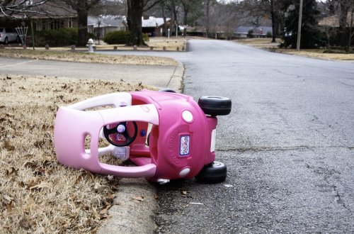 Cəlilabadda avtomobil 5 yaşlı uşağı vuraraq öldürüb