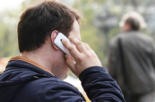 Polis əməkdaşlarının yanında ucadan danışan şəxs həbs edildi