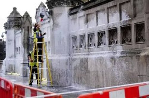 İngiltərədə parlament binasına boya ilə hücum etdilər