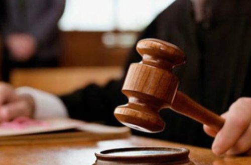 Bakıda anasını qətlə yetirməkdə təqsirləndirilən şəxsə hökm oxunub