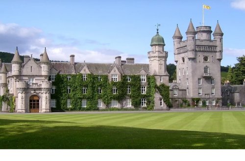 Kraliçanın ailə üzvləri Balmoral qəsrinə gəlib